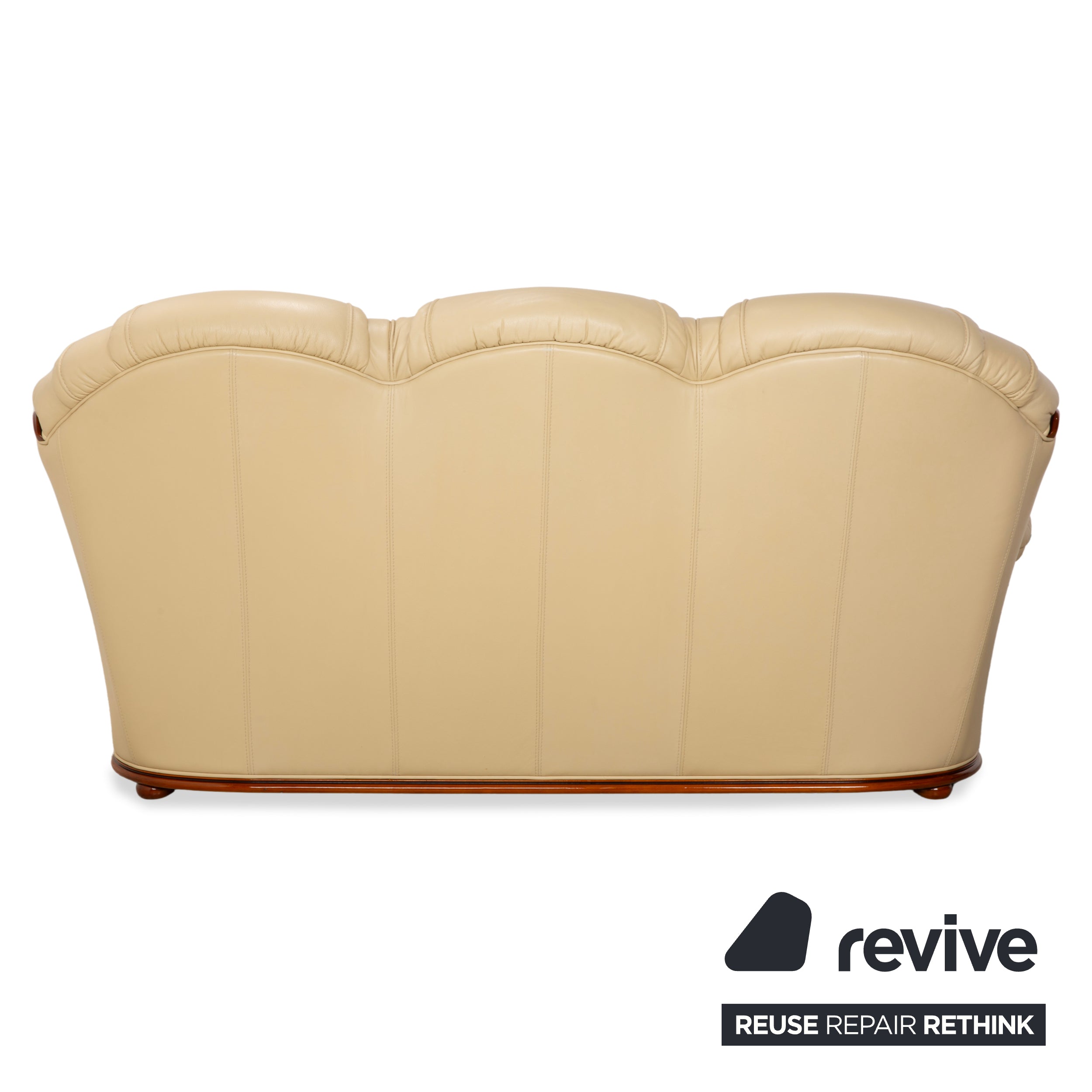 Canapé trois places Nieri en cuir et bois, couleur crème et marron.
