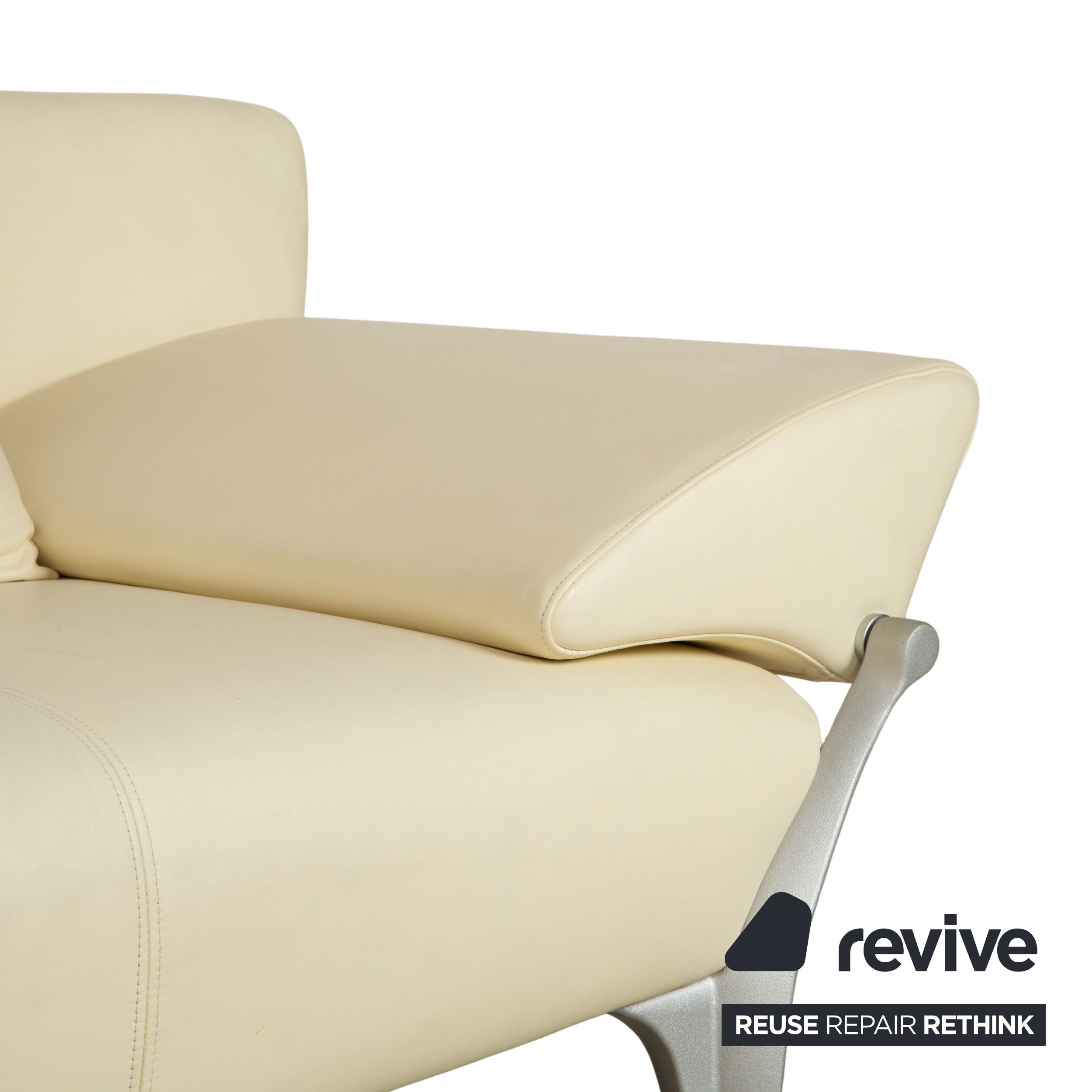 Canapé deux places en cuir Rolf Benz 1600 + tabouret blanc crème, fonction manuelle