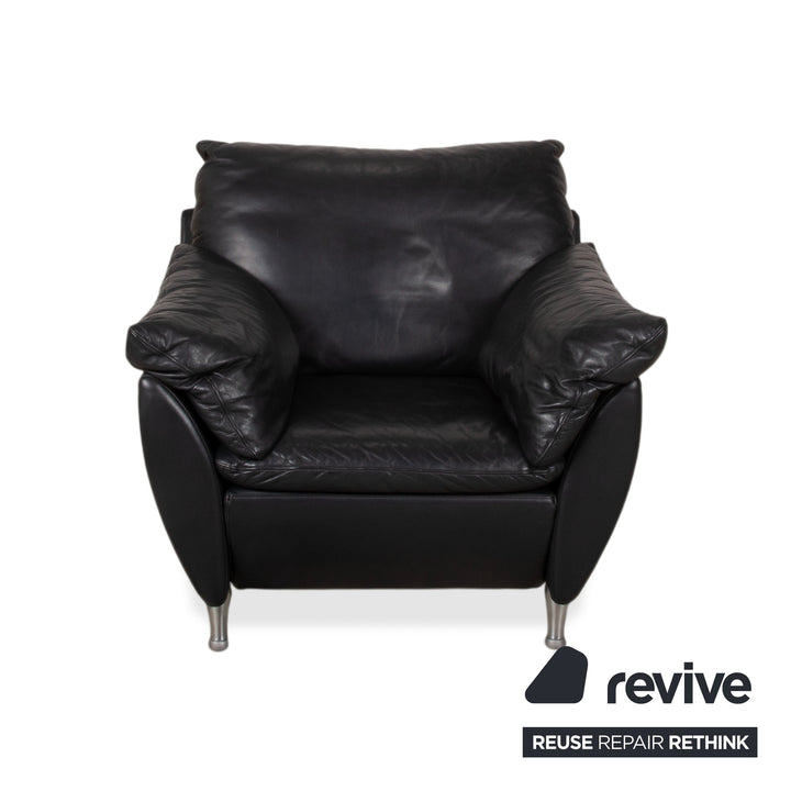 Fauteuil en cuir noir Rolf Benz 5600 avec pouf