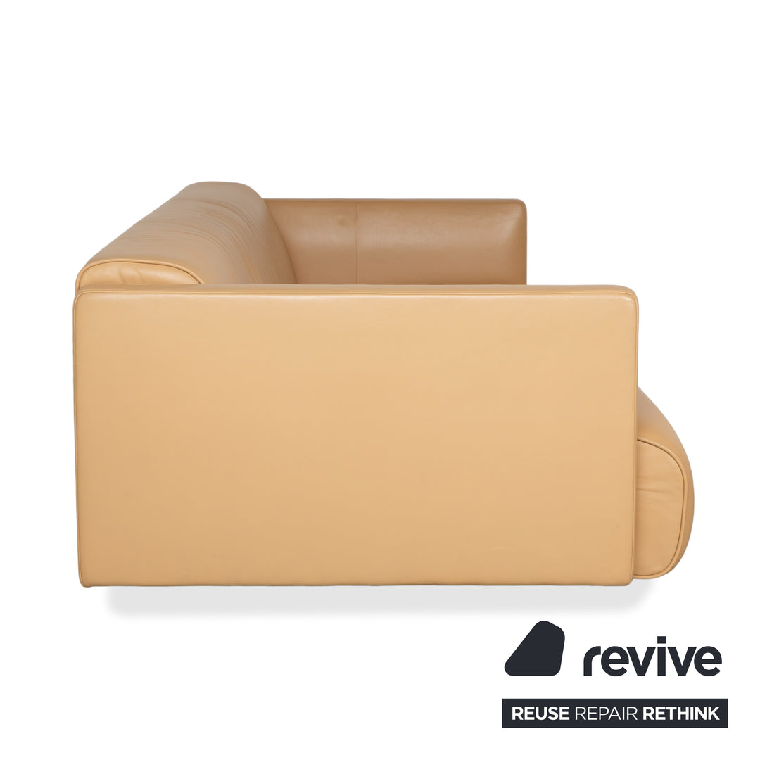 Canapé ottoman trois places en cuir Rolf Benz 6300, coloris marron, beige, sable et camel.
