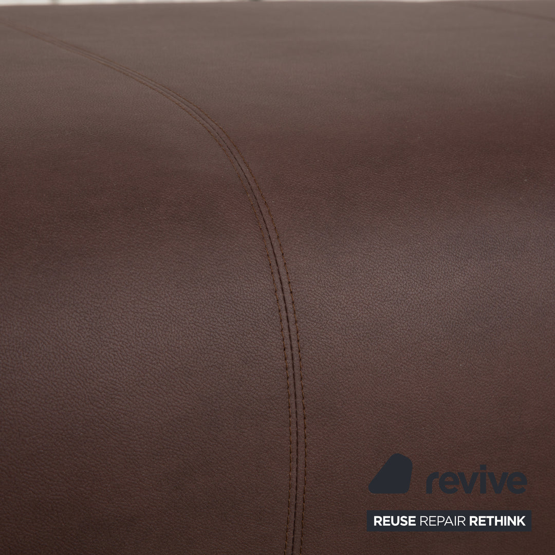 Canapé quatre places Rolf Benz 6300 avec pouf, revêtement en cuir végan marron, canapé retapissé