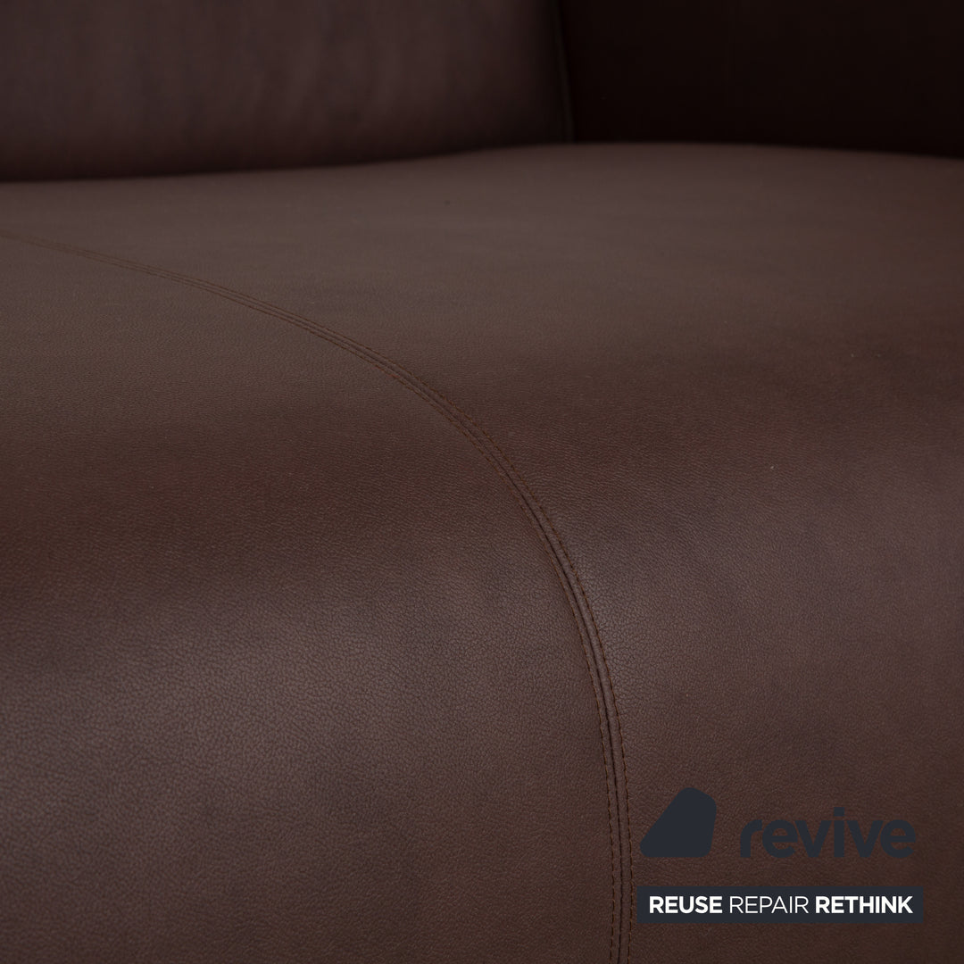 Canapé quatre places Rolf Benz 6300 avec pouf, revêtement en cuir végan marron, canapé retapissé