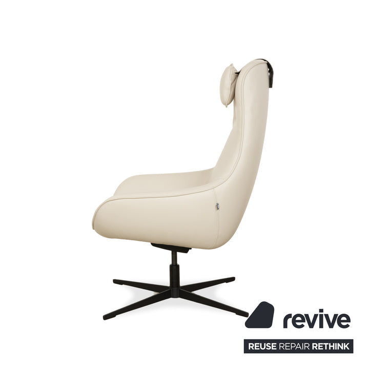 Fauteuil en cuir Rolf Benz MEG, marron beige Sienna, à réglage manuel, avec repose-pieds.