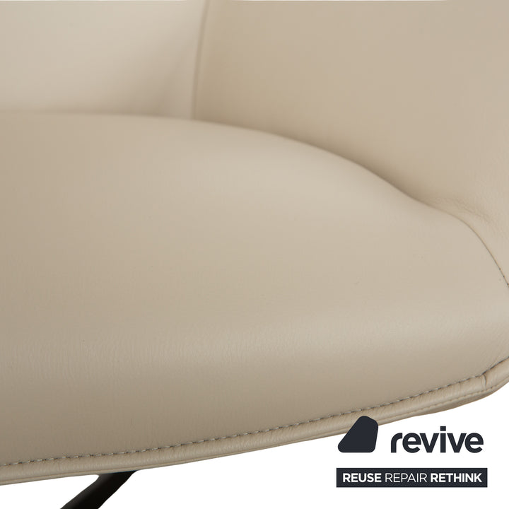 Fauteuil en cuir Rolf Benz MEG, marron beige Sienna, à réglage manuel, avec repose-pieds.