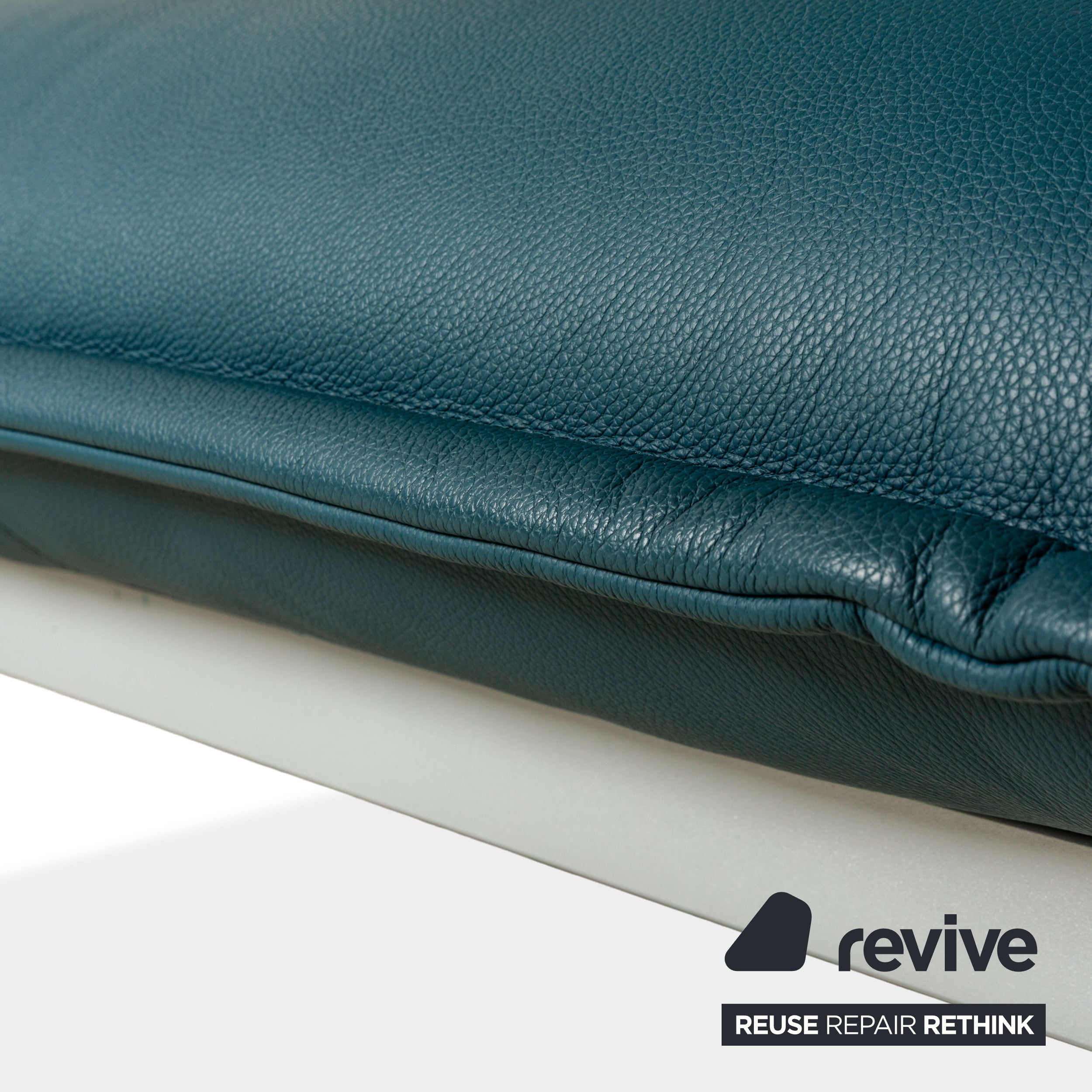 Canapé deux places en cuir bleu essence Rolf Benz Nova 340 à commande manuelle