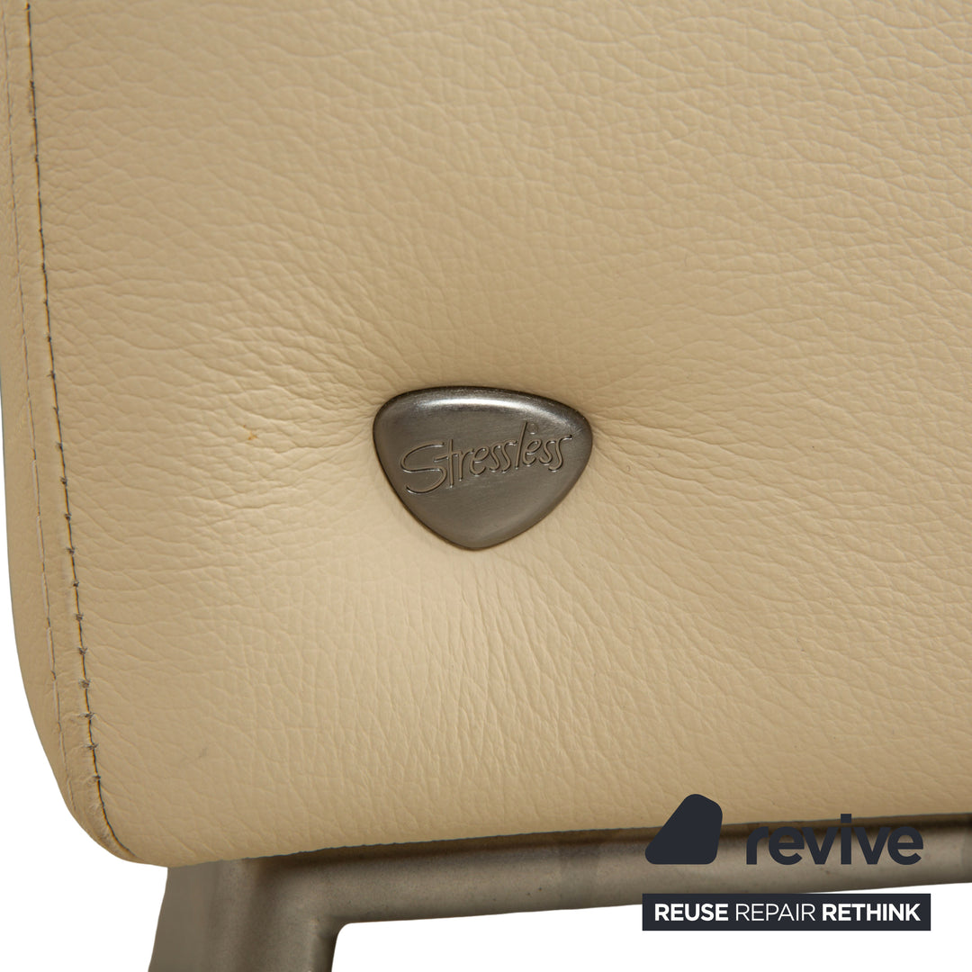 Canapé quatre places Stressless Arion en cuir crème avec compartiment de rangement manuel et pouf, canapé à roulettes