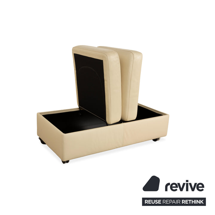 Canapé quatre places Stressless Arion en cuir crème avec compartiment de rangement manuel et pouf, canapé à roulettes