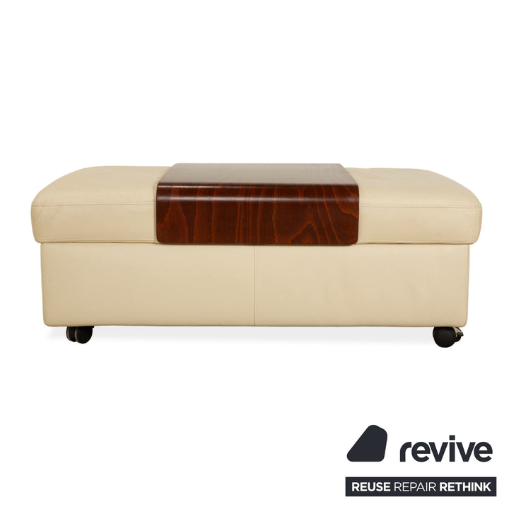 Canapé quatre places Stressless Arion en cuir crème avec compartiment de rangement manuel et pouf, canapé à roulettes