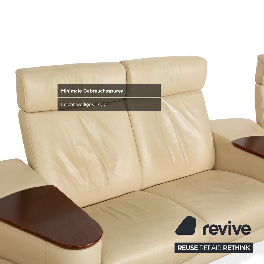 Canapé quatre places Stressless Arion en cuir crème avec compartiment de rangement manuel et pouf, canapé à roulettes