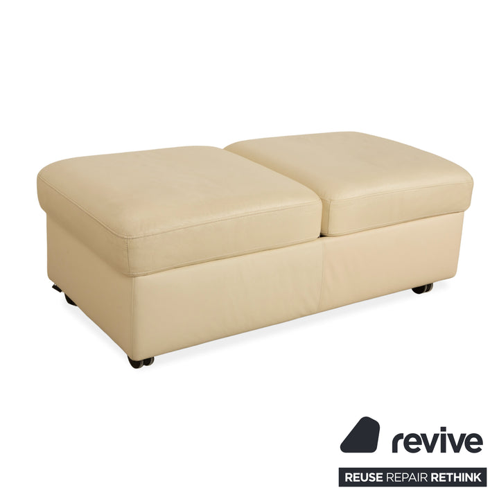 Canapé quatre places Stressless Arion en cuir crème avec compartiment de rangement manuel et pouf, canapé à roulettes