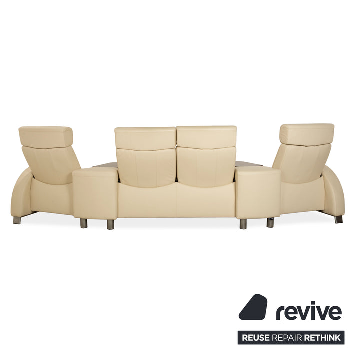 Canapé quatre places Stressless Arion en cuir crème avec compartiment de rangement manuel et pouf, canapé à roulettes