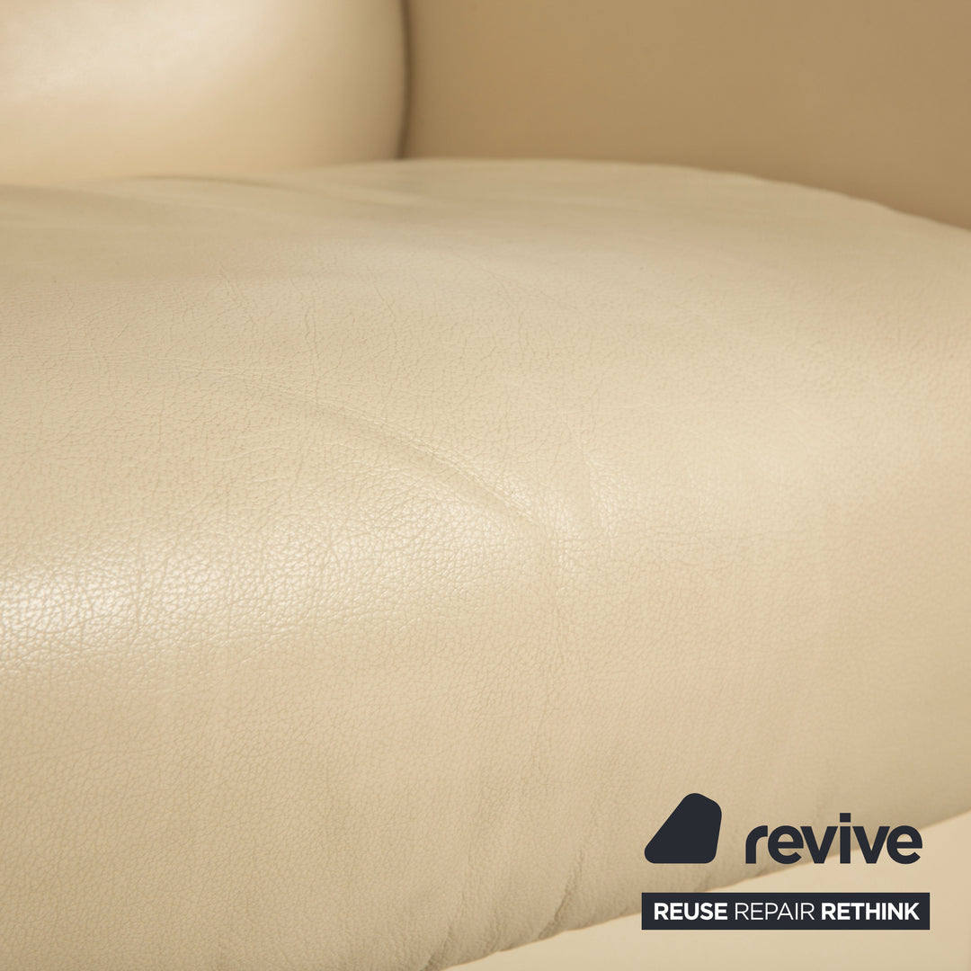 Canapé quatre places Stressless Arion en cuir crème avec compartiment de rangement manuel et pouf, canapé à roulettes