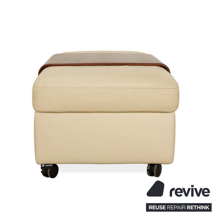 Canapé quatre places Stressless Arion en cuir crème avec compartiment de rangement manuel et pouf, canapé à roulettes