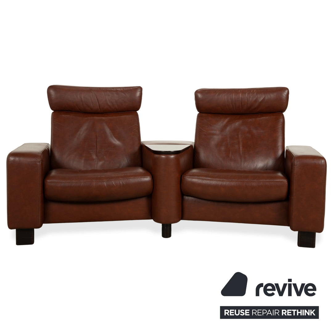 Sofá de dos plazas Stressless Arion en cuero marrón con reposapiés y función manual