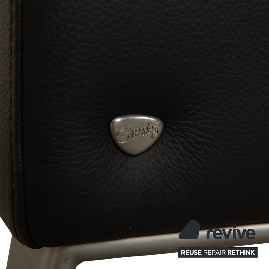 Table basse ottomane deux places Stressless Arion en cuir noir avec roulettes et fonction manuelle