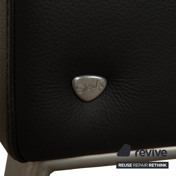 Table basse ottomane deux places Stressless Arion en cuir noir avec roulettes et fonction manuelle