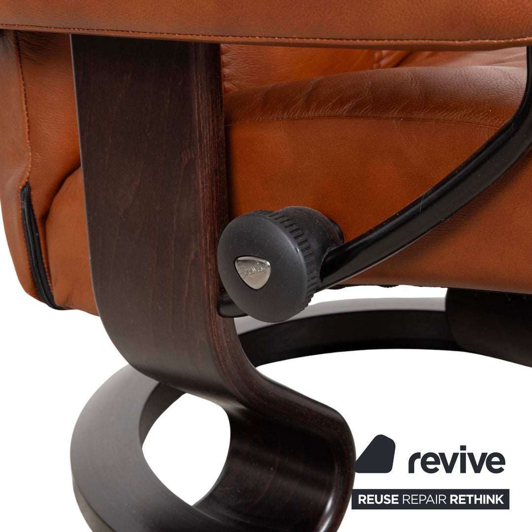 Fauteuil et repose-pieds Stressless Consul en cuir cognac, fonction relax