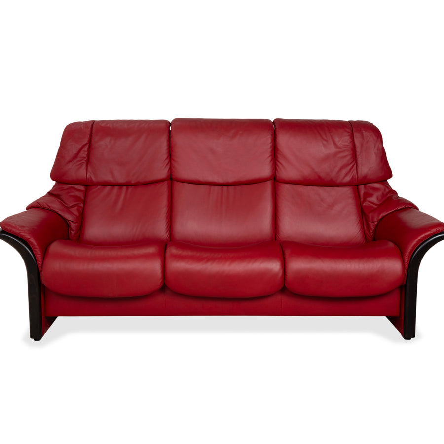 Canapé trois places Stressless Eldorado en cuir, rouge cerise, bois de hêtre teinté wengé, fonction manuelle