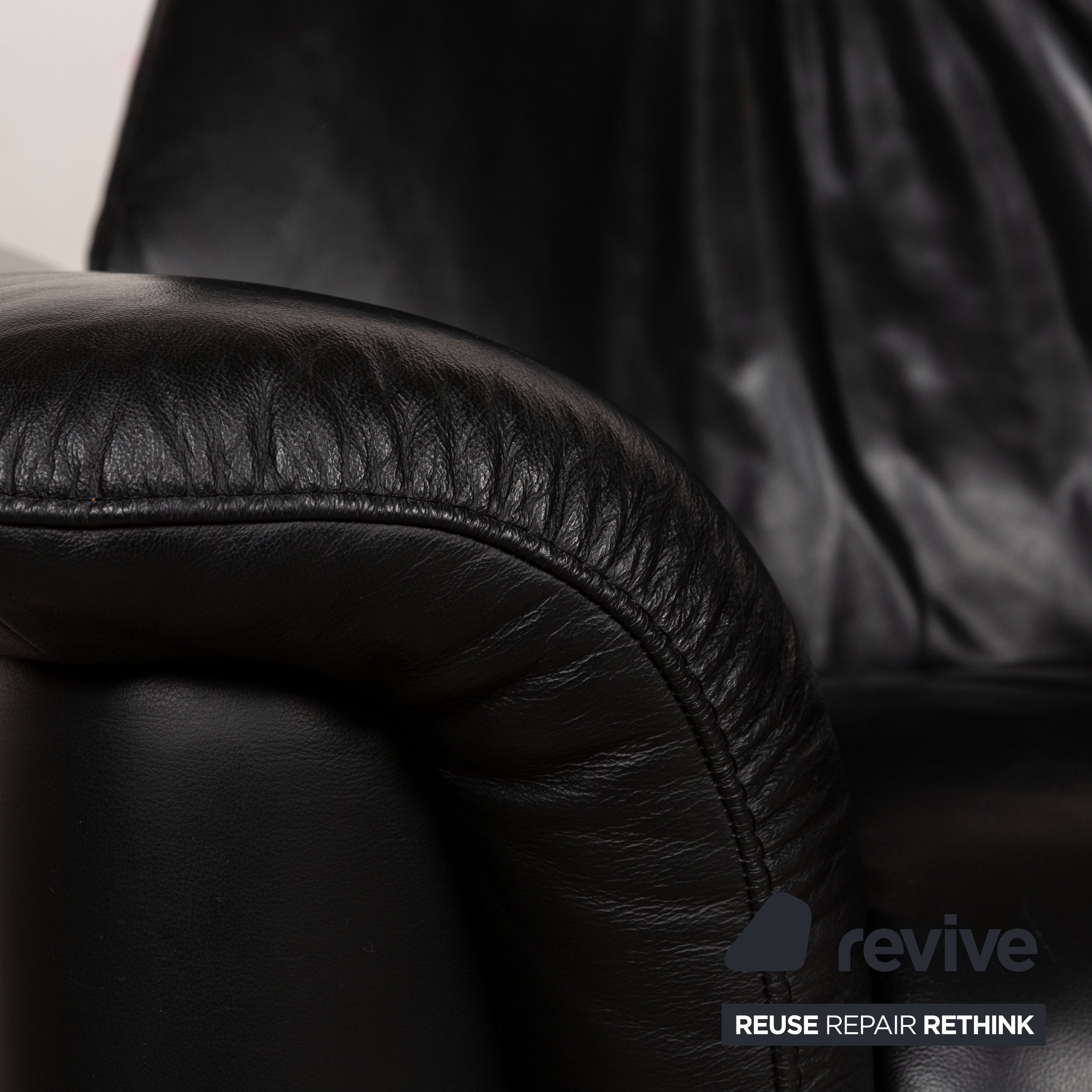 Canapé trois places en cuir noir Stressless Paradise