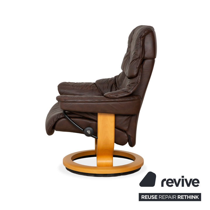 Fauteuil inclinable Stressless Reno en cuir marron, taille M, avec repose-pieds. Fonction inclinable.