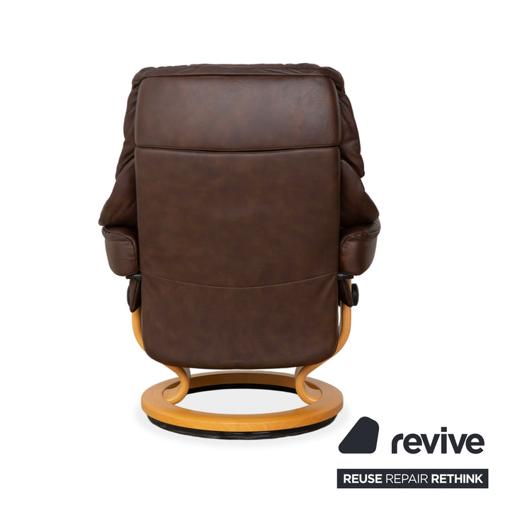 Fauteuil inclinable Stressless Reno en cuir marron, taille M, avec repose-pieds. Fonction inclinable.