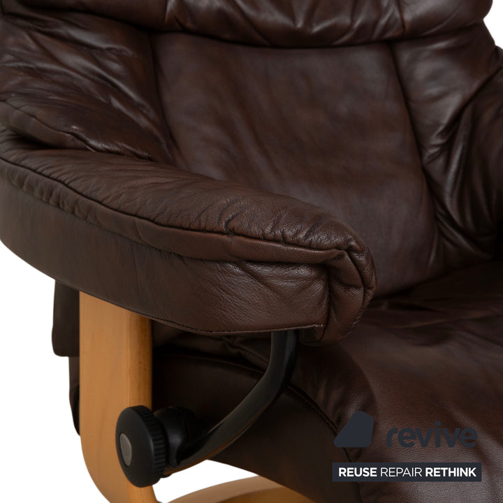 Fauteuil inclinable Stressless Reno en cuir marron, taille M, avec repose-pieds. Fonction inclinable.