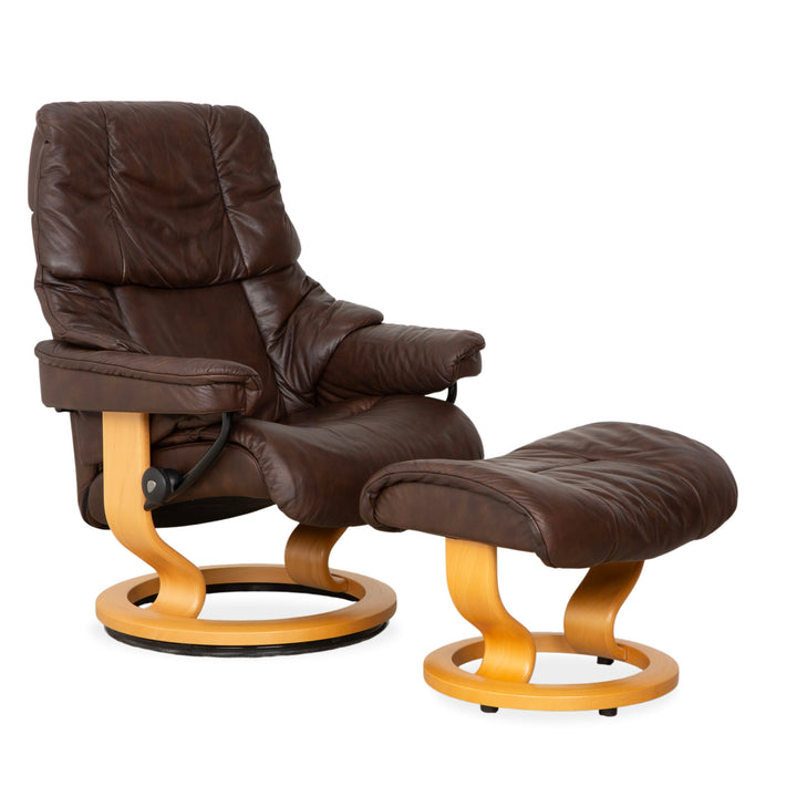 Fauteuil inclinable Stressless Reno en cuir marron, taille M, avec repose-pieds. Fonction inclinable.