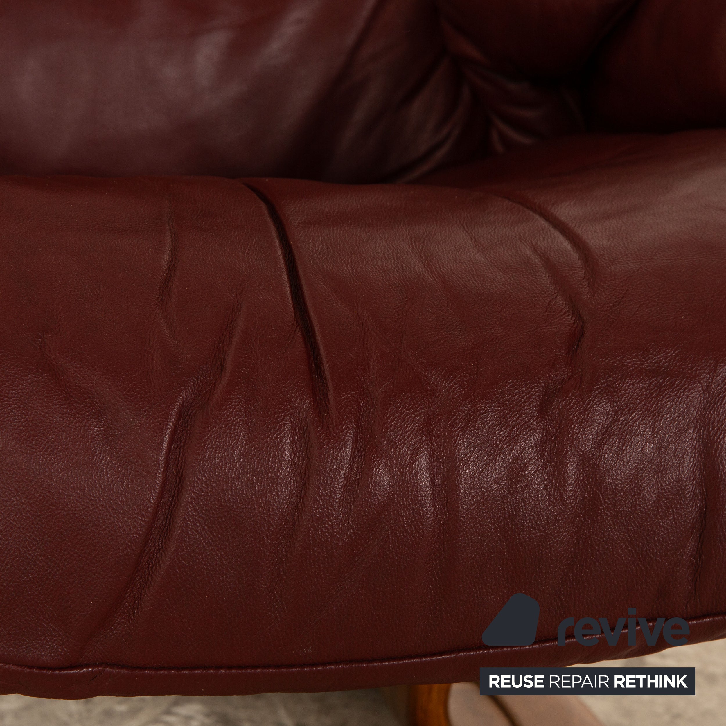 Fauteuil en cuir Stressless Reno rouge bordeaux avec tabouret taille M