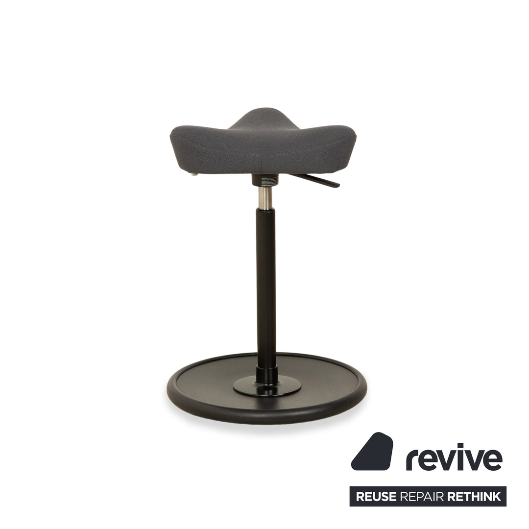 Varier Move Compact Sitz-Steh Hocker Stuhl Stoff Dunkelgrau Basis Schwarz Holz Esche by Per Øie Bürostuhl