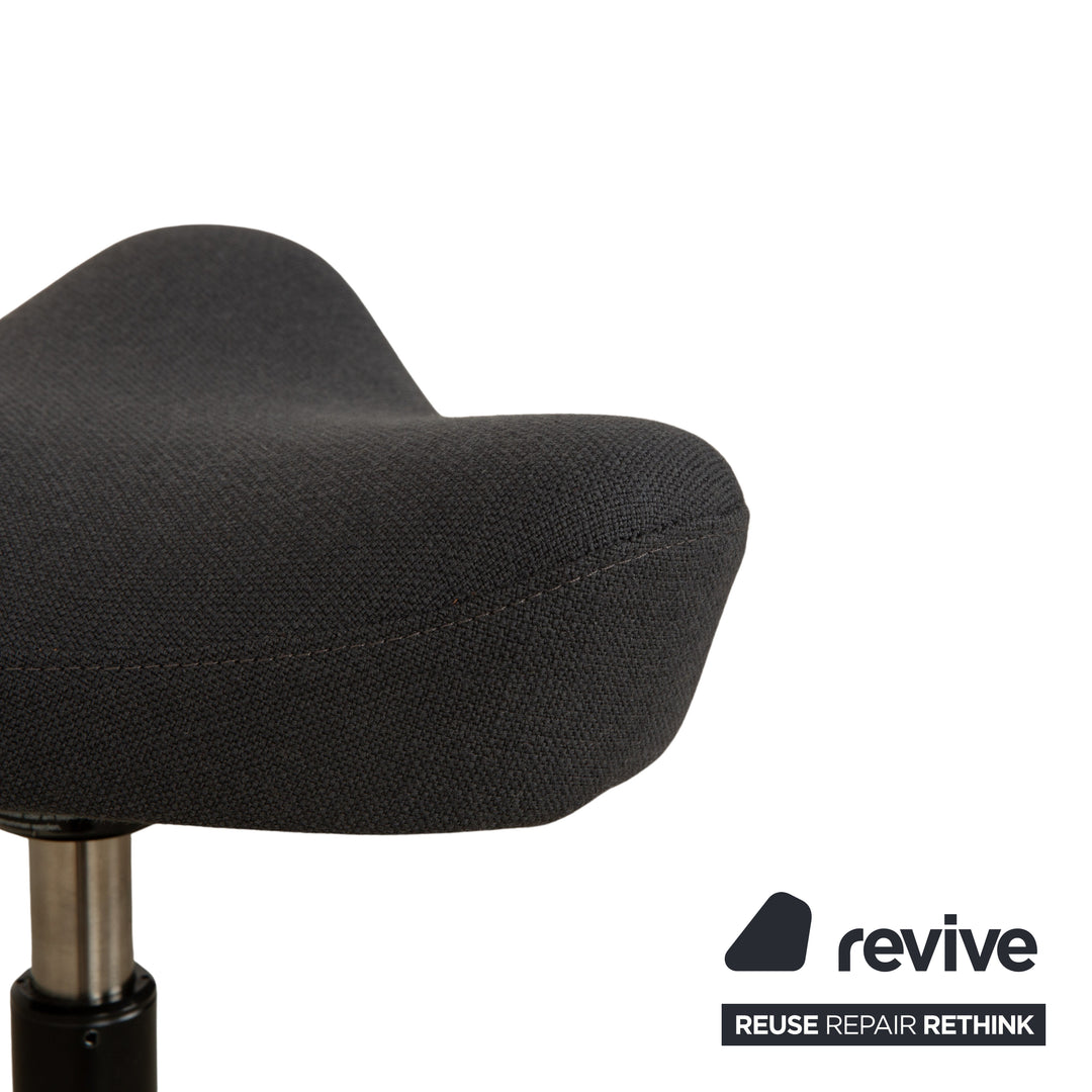 Varier Move Compact Sitz-Steh Hocker Stuhl Stoff Dunkelgrau Basis Schwarz Holz Esche by Per Øie Bürostuhl