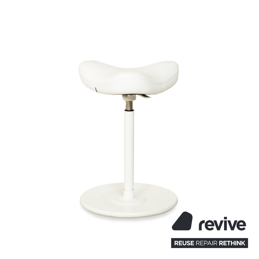 Tabouret assis-debout Varier Move, modèle LEA700, piètement blanc, en cuir et bois de frêne, par Per Øie