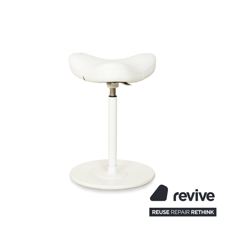 Tabouret assis-debout Varier Move, modèle LEA700, piètement blanc, en cuir et bois de frêne, par Per Øie