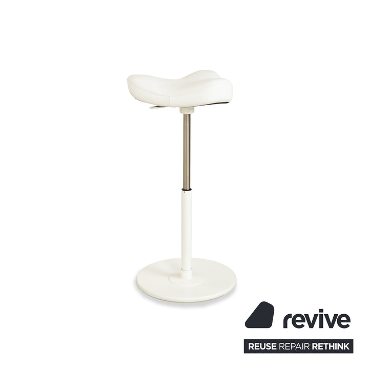 Tabouret assis-debout Varier Move, modèle LEA700, piètement blanc, en cuir et bois de frêne, par Per Øie