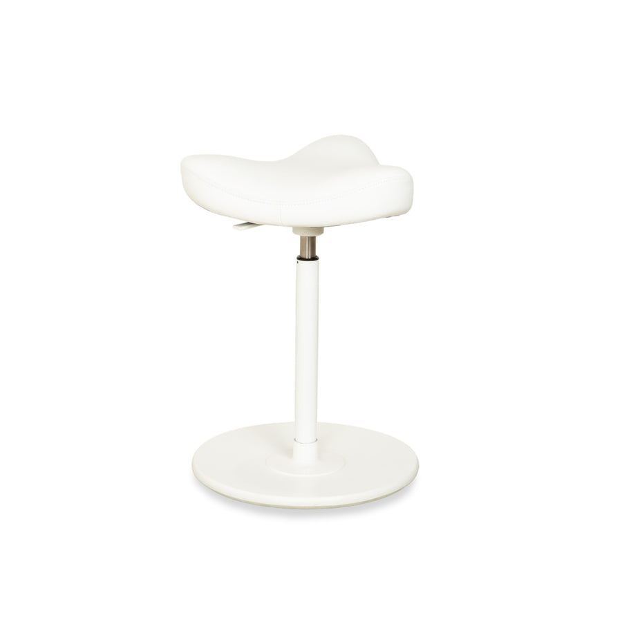 Tabouret assis-debout Varier Move, modèle LEA700, piètement blanc, en cuir et bois de frêne, par Per Øie