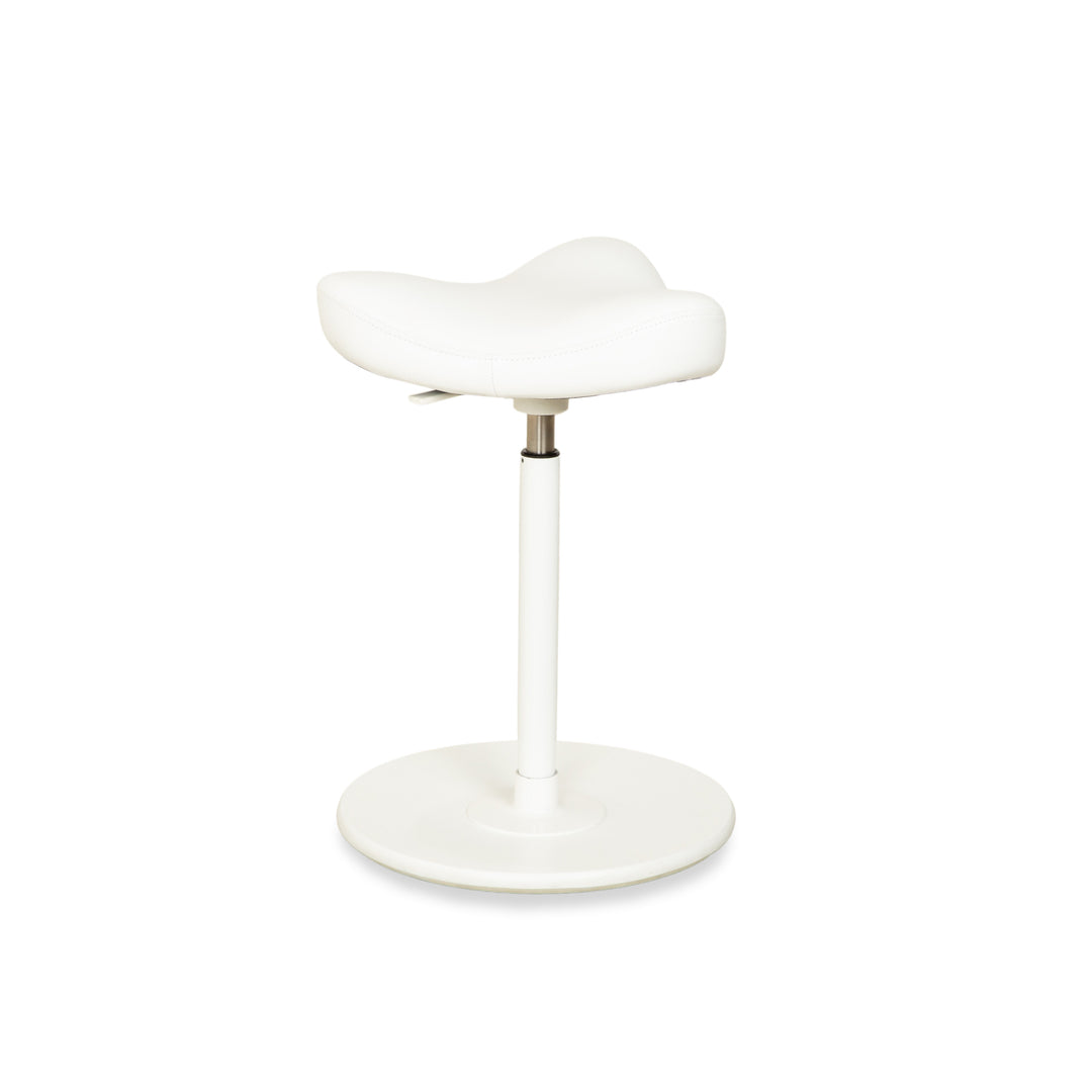 Tabouret assis-debout Varier Move, modèle LEA700, piètement blanc, en cuir et bois de frêne, par Per Øie