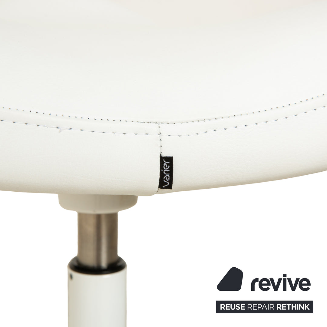 Tabouret assis-debout Varier Move, modèle LEA700, piètement blanc, en cuir et bois de frêne, par Per Øie