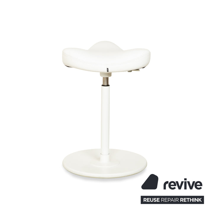 Tabouret assis-debout Varier Move, modèle LEA700, piètement blanc, en cuir et bois de frêne, par Per Øie