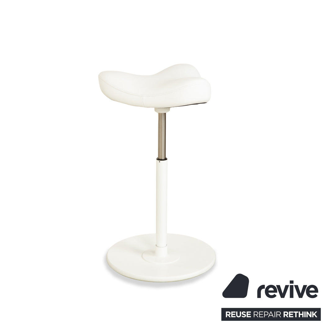 Tabouret assis-debout Varier Move, modèle LEA700, piètement blanc, en cuir et bois de frêne, par Per Øie