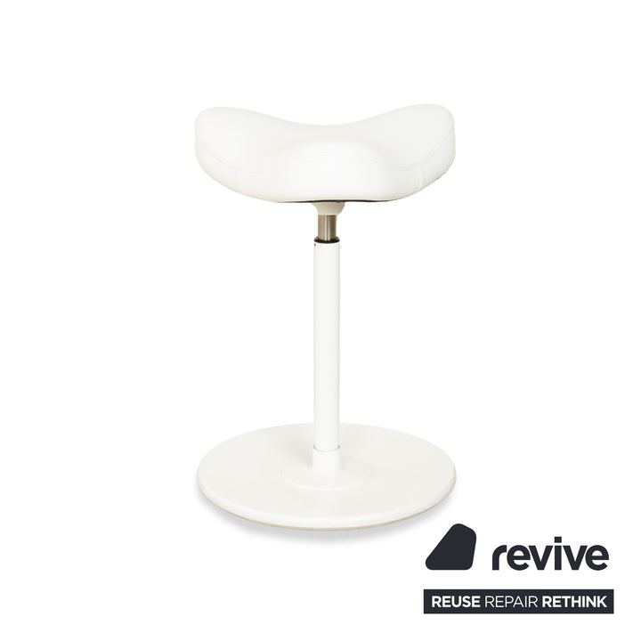Tabouret assis-debout Varier Move, modèle LEA700, piètement blanc, en cuir et bois de frêne, par Per Øie
