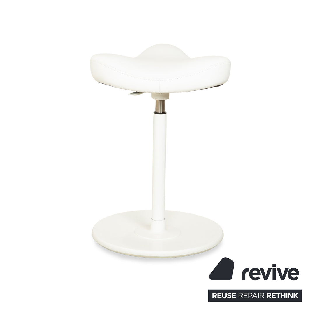 Tabouret assis-debout Varier Move, modèle LEA700, piètement blanc, en cuir et bois de frêne, par Per Øie