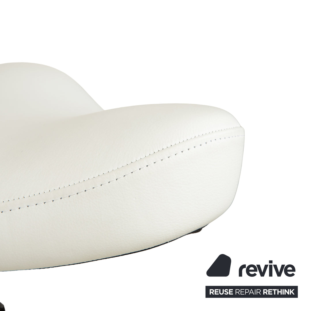 Tabouret assis-debout Varier Move, modèle LEA700, piètement blanc, en cuir et bois de frêne, par Per Øie