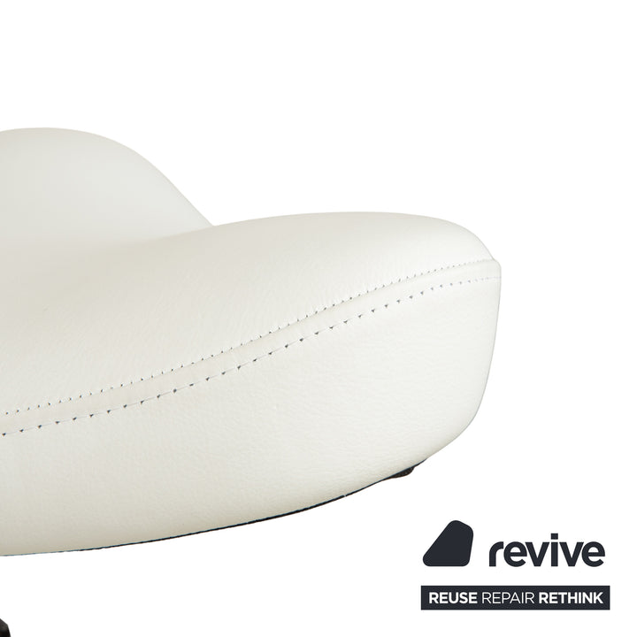 Tabouret assis-debout Varier Move, modèle LEA700, piètement blanc, en cuir et bois de frêne, par Per Øie