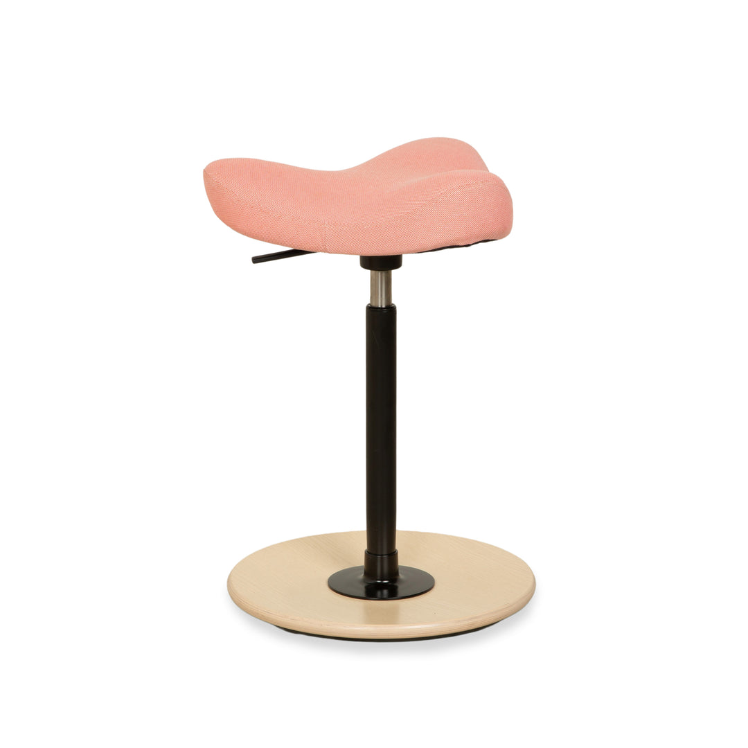 Chaise de bureau Varier Move assis-debout rose corail Revive 524 base bois frêne brun naturel par Per Øie