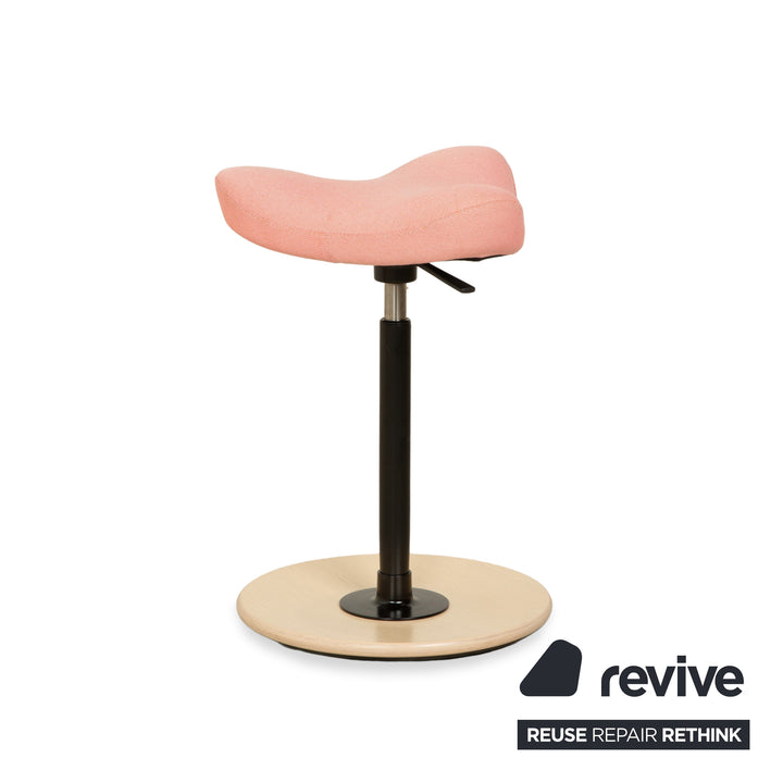 Varier Move Sitz-Steh Hocker Stuhl Rosa Korall Revive 524 Basis Natur Braun Holz Esche Bürostuhl by Per Øie