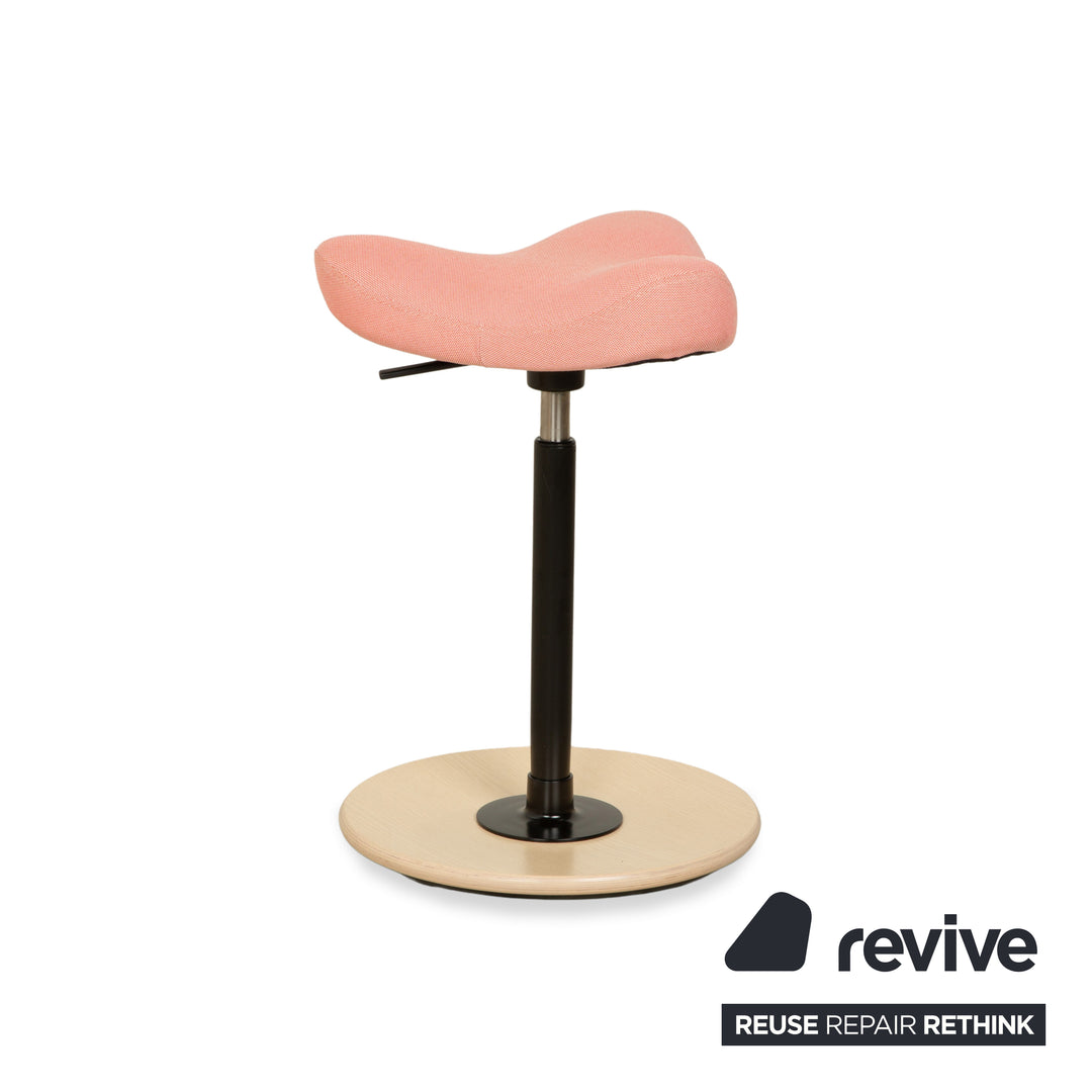 Chaise de bureau Varier Move assis-debout rose corail Revive 524 base bois frêne brun naturel par Per Øie
