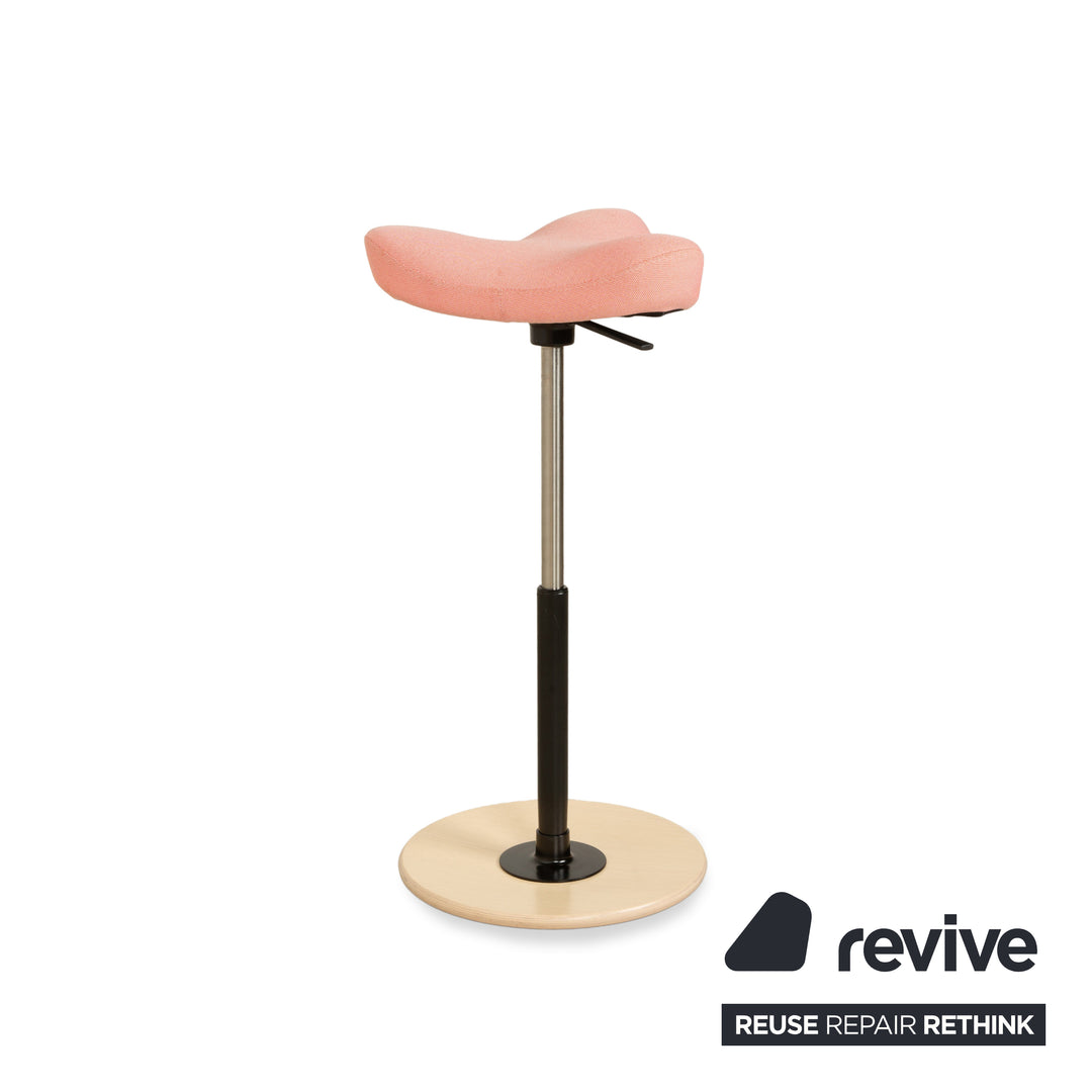 Chaise de bureau Varier Move assis-debout rose corail Revive 524 base bois frêne brun naturel par Per Øie