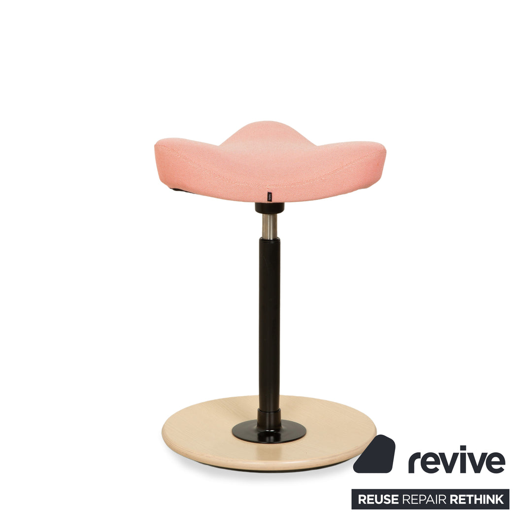 Chaise de bureau Varier Move assis-debout rose corail Revive 524 base bois frêne brun naturel par Per Øie