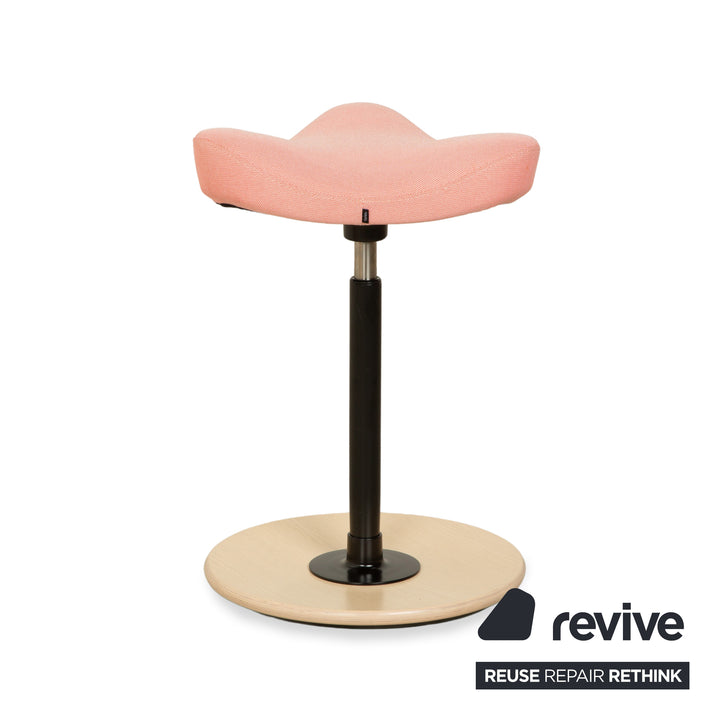 Varier Move Sitz-Steh Hocker Stuhl Rosa Korall Revive 524 Basis Natur Braun Holz Esche Bürostuhl by Per Øie