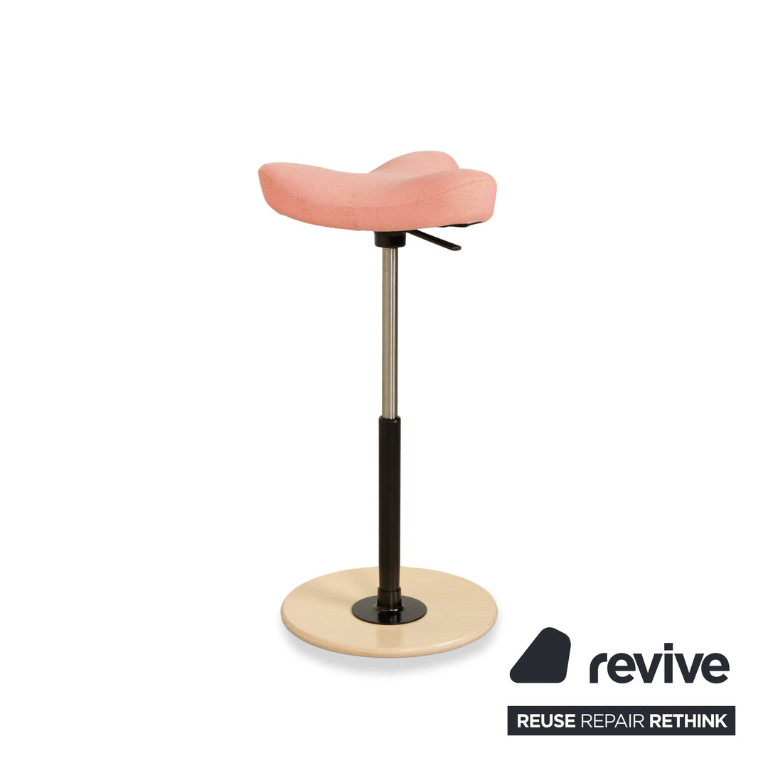 Varier Move Sitz-Steh Hocker Stuhl Rosa Korall Revive 524 Basis Natur Braun Holz Esche Bürostuhl by Per Øie