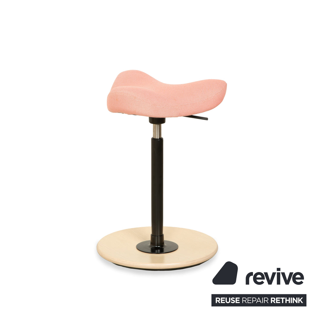 Chaise de bureau Varier Move assis-debout rose corail Revive 524 base bois frêne brun naturel par Per Øie
